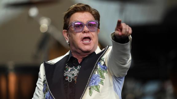 Elton John si congratula con il pattinatore Rocket Man