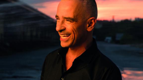 Eros Ramazzotti canta Una donna per amico di Lucio Battisti per l'iniziativa I Love My Radio
