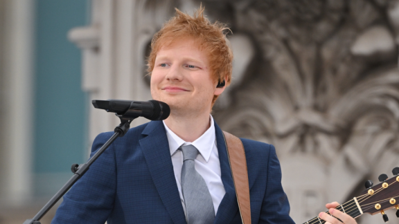 Ed Sheeran ha creato la T-shirt per il club della sua città