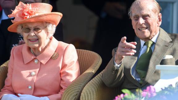 Elisabetta II pensa già alle celebrazioni per i 100 anni di Filippo