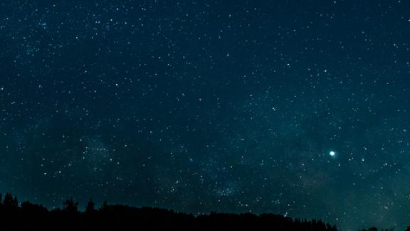 Il cielo di luglio ci regala uno spettacolo incredibile: Giove, Saturno e la cometa Neowise insieme