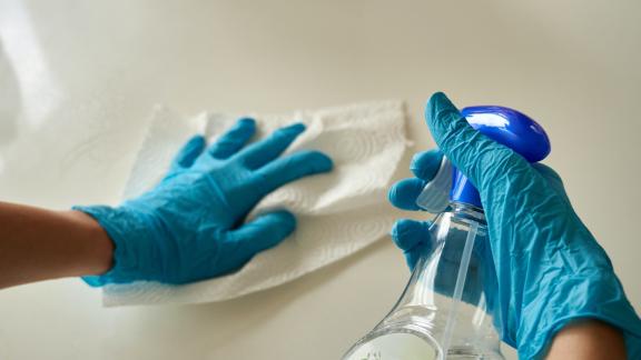 Per quanto tempo il Coronavirus resiste sulle mascherine e sulle superfici?