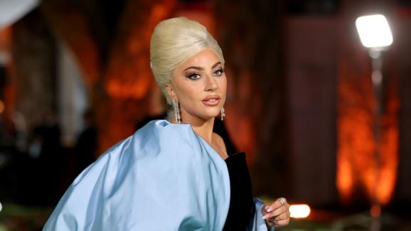  Lady Gaga: la sorella disegna per lei due abiti mozzafiato. Le foto