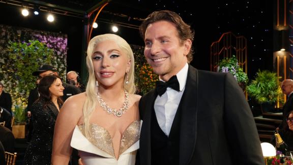 Lady Gaga e Bradley Cooper: quell'abbraccio senza fine ai SAG Award