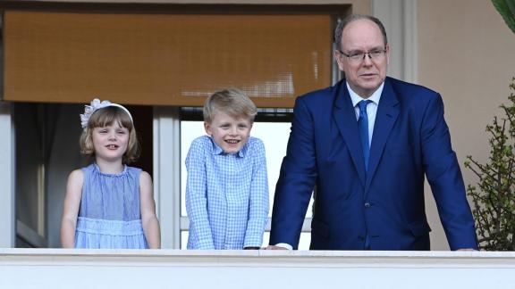 I gemellini Jacques e Gabriella a scuola accompagnati dal Principe Alberto