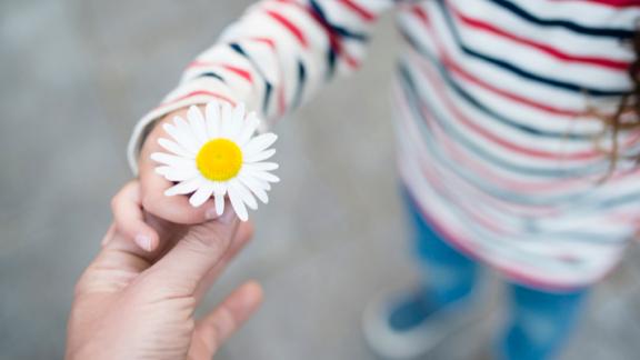 Le persone gentili vivono meglio e più a lungo: lo studio