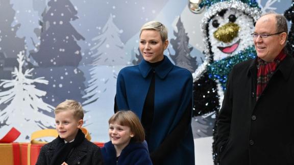 La Principessa Charlene sorridente distribuisce i doni di Natale