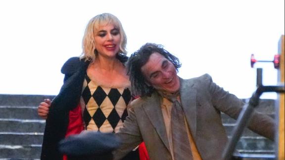 Lady Gaga balla con Joaquin Phoenix sulla celebre scalinata del Bronx: tutte le foto