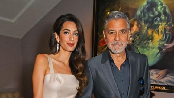 Re Carlo soffia George Clooney e Amal a Harry e Meghan