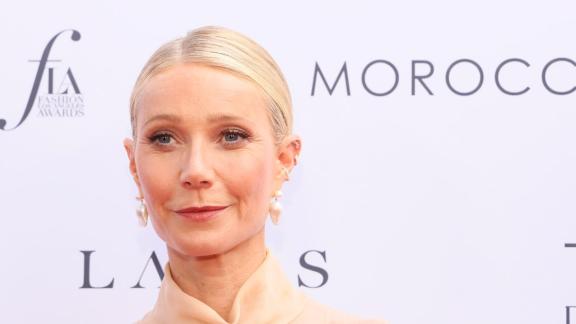Gwyneth Paltrow raggiante con la madre e la figlia