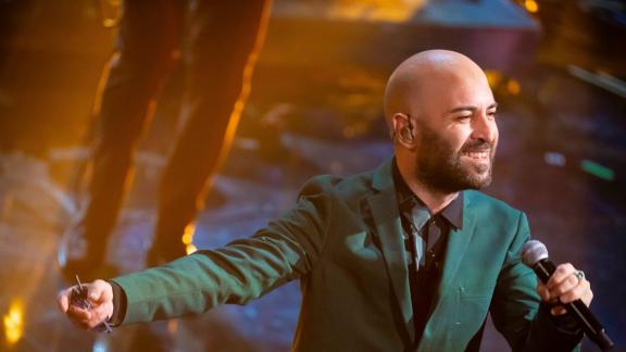 Giuliano Sangiorgi canta Napule è di Pino Daniele per festeggiare la nostra Nazionale vittoriosa