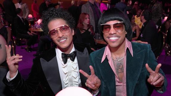 Grammy 2022: trionfo per Silk Sonic e Jon Batiste