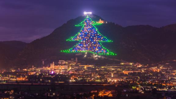 Si trova a Gubbio l'albero di Natale più grande e famoso del mondo