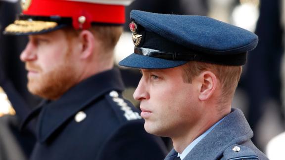 Principe William amareggiato. "Non posso più essere la spalla di mio fratello Harry"