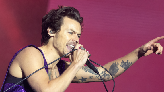Harry Styles saluta la sua prima insegnante durante un concerto: l'emozione è totale