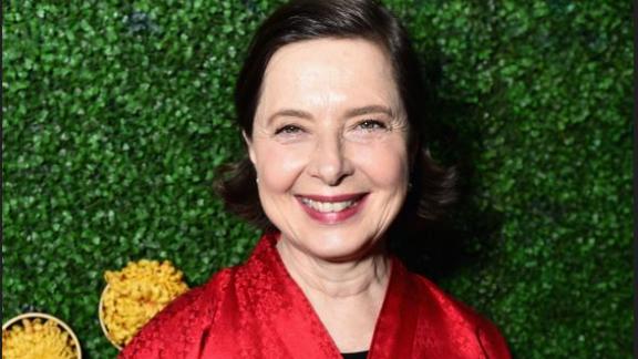 Isabella Rossellini spiega agli stranieri il linguaggio gestuale di noi italiani: il video è travolgente!