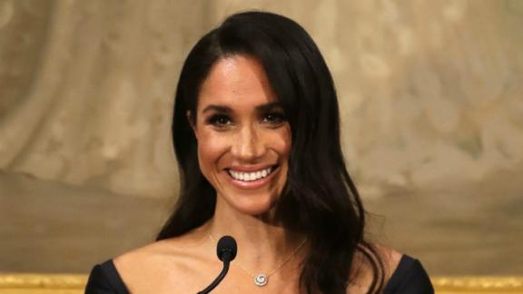 Meghan Markle ostenta i gioielli di Lady D da 326mila euro e scatena le critiche