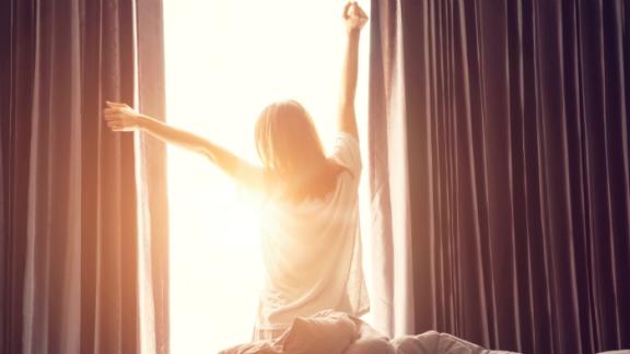 Svegliarsi presto al mattino fa bene. 10 consigli per abituarsi a farlo