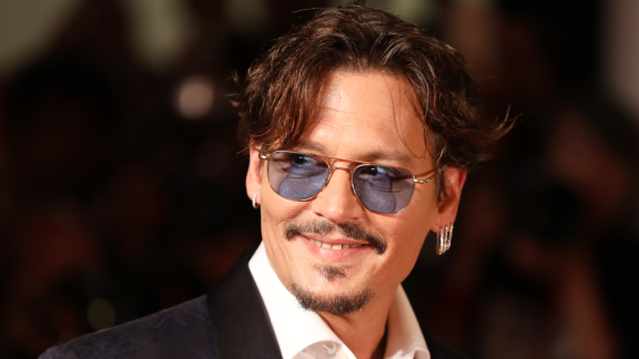 Johnny Depp e la misteriosa rossa. Ecco chi è!