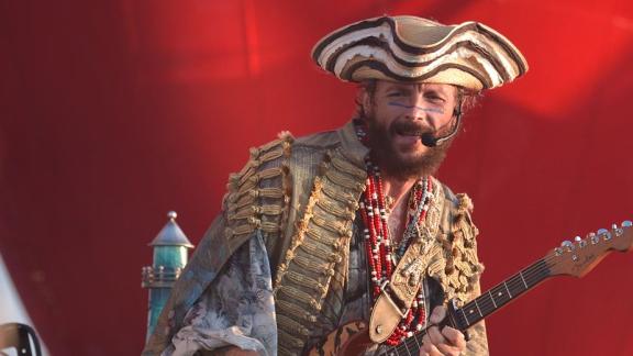 Jovanotti: ancora problemi al femore