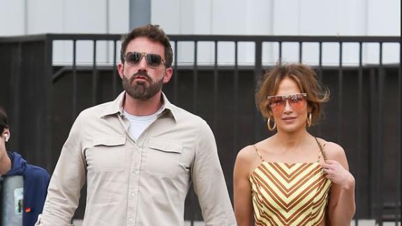Jennifer Lopez al mercatino con Ben Affleck. E lui finalmente sorride