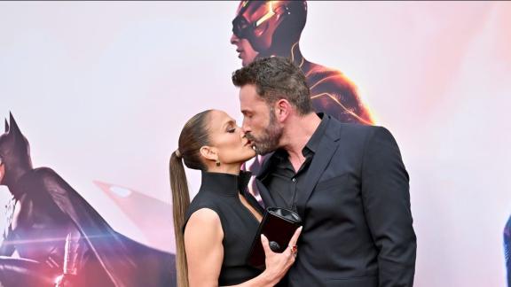 Jennifer Lopez e Ben Affleck: arriva il bacio scaccia-crisi