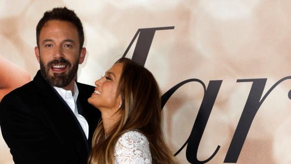 J.Lo vuole sposarsi, Ben Affleck prende tempo. Ecco cosa sta accadendo