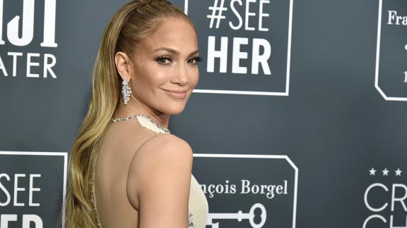 Jennifer Lopez con la madre e la figlia celebra la famiglia