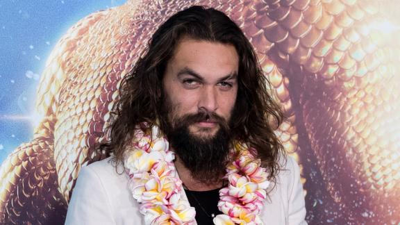 Jason Momoa incantato dalla Cappella Sistina. E scatta la polemica
