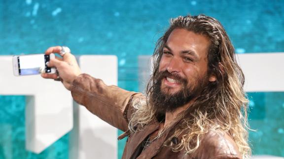 Jason Momoa si scusa con i fan italiani: il video