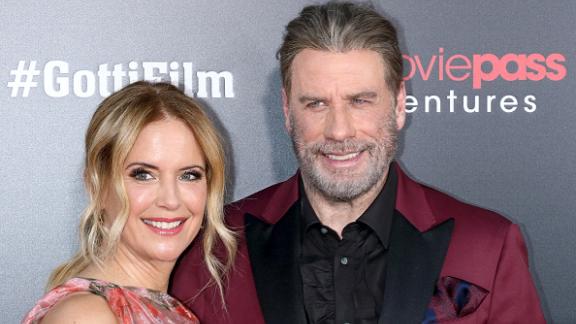 John Travolta dice addio alla moglie. Kelly Preston è morta, aveva un cancro