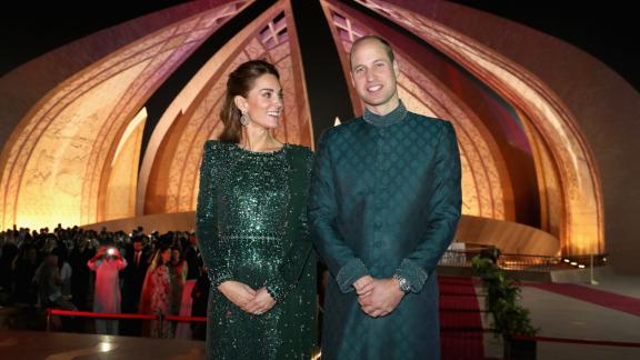 Il principe William e Kate Middleton in Pakistan arrivano al ricevimento in Tuk Tuk