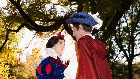 Biancaneve e quel bacio rubato: è di nuovo polemica
