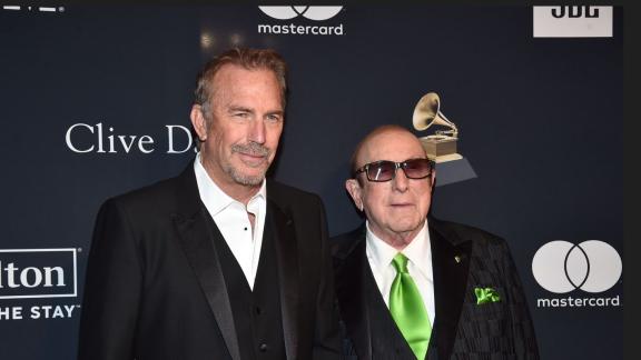 Kevin Costner: l'omaggio a Whitney Houston e Clive Davis