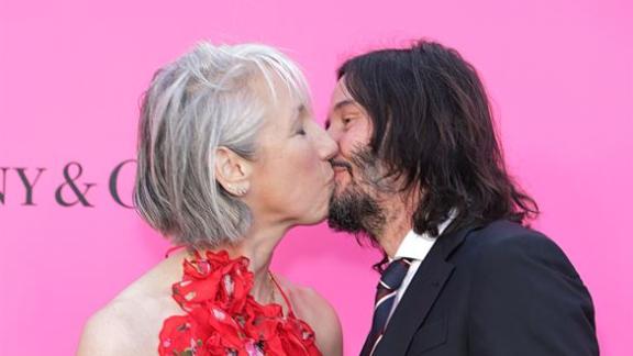 Keanu Reeves: ecco il bacio appassionato con la fidanzata