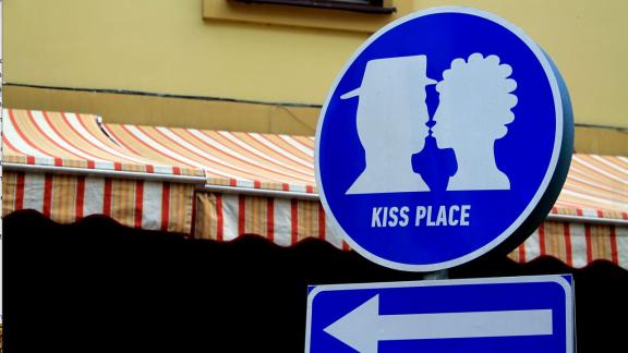 Obbligo di bacio: ecco i cartelli stradali che segnalano i luoghi più romantici