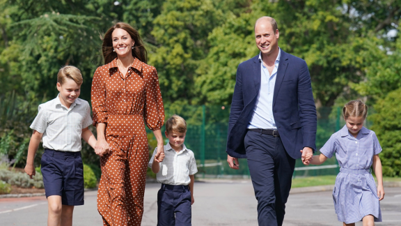 Kate Middleton accompagna i figli George, Charlotte e Louis a scuola