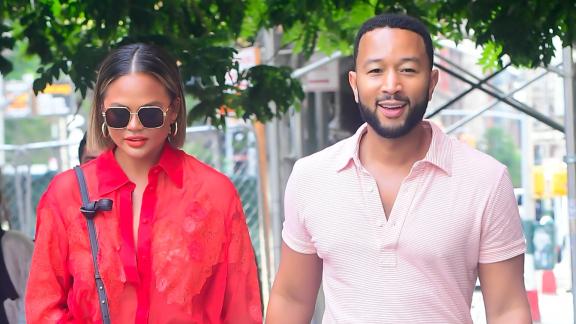 John Legend sorprende in strada un'artista che canta una sua hit: il video
