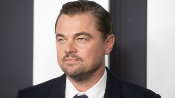Leonardo DiCaprio ammira il dipinto da cui prese il nome