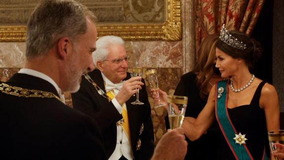 La Regina Letizia rende omaggio a Sergio Mattarella