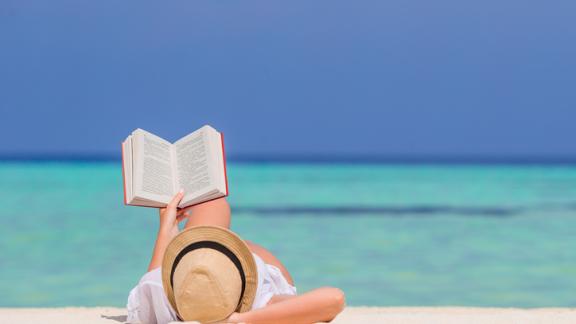 “Cercasi libraio a piedi nudi”... alle Maldive