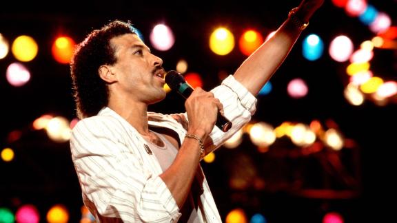 Il potere della musica: Lionel Richie pensa a una  nuova versione di We Are The World