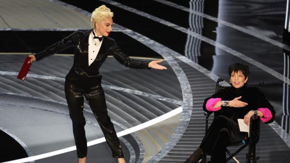 Agli Oscar, Lady Gaga accompagna Liza Minnelli
