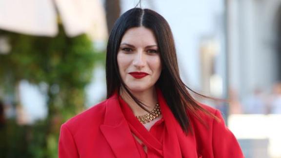 Laura Pausini addobba l'albero di Natale a suon di musica: il video irresistibile