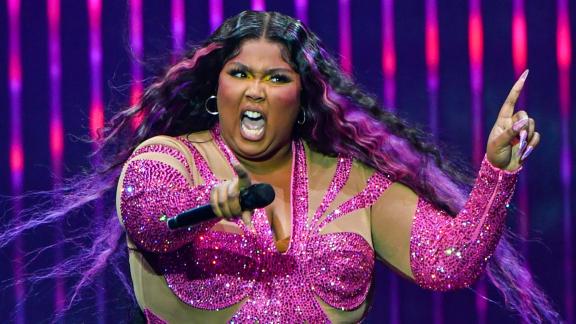 Lizzo rivendica le sue rotondità: questo corpo è arte!