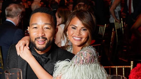 John Legend e Chrissy Teigen presentano il loro bebè nato da poco: le foto