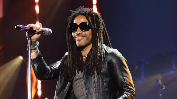 Lenny Kravitz si mette a nudo nel nuovo video: le immagini