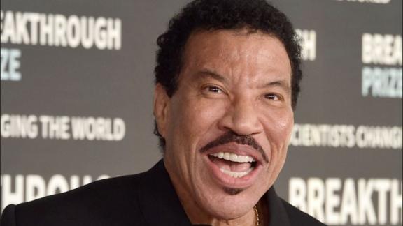 Lionel Richie commosso per le nozze della figlia Sofia: le foto più belle