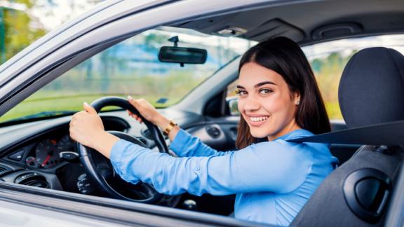 Le donne alla guida sono più brave e affidabili, lo dice una ricerca