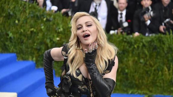 Madonna pubblica la prima foto dopo il ricovero. Ma i fan protestano: l'immagine è troppo ritoccata